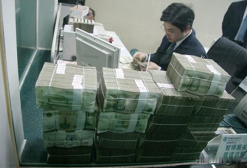 江苏宿迁一位老人将多年积蓄的四万元现金藏在家中柜底，不料因存放时间过长导致纸币受