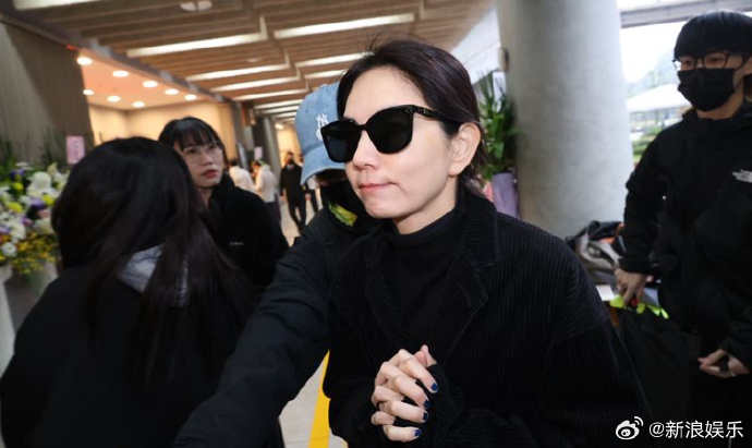 Ella现身送别袁惟仁Ella哭红了鼻子 据台媒，现身袁惟仁告别式，公祭结束后步