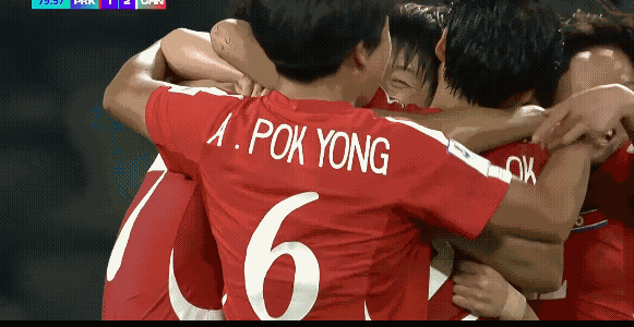 朝鲜女足队员白激动了，本来就很明显的越位进球，结果朝鲜女足就连门将都跑过来庆祝，