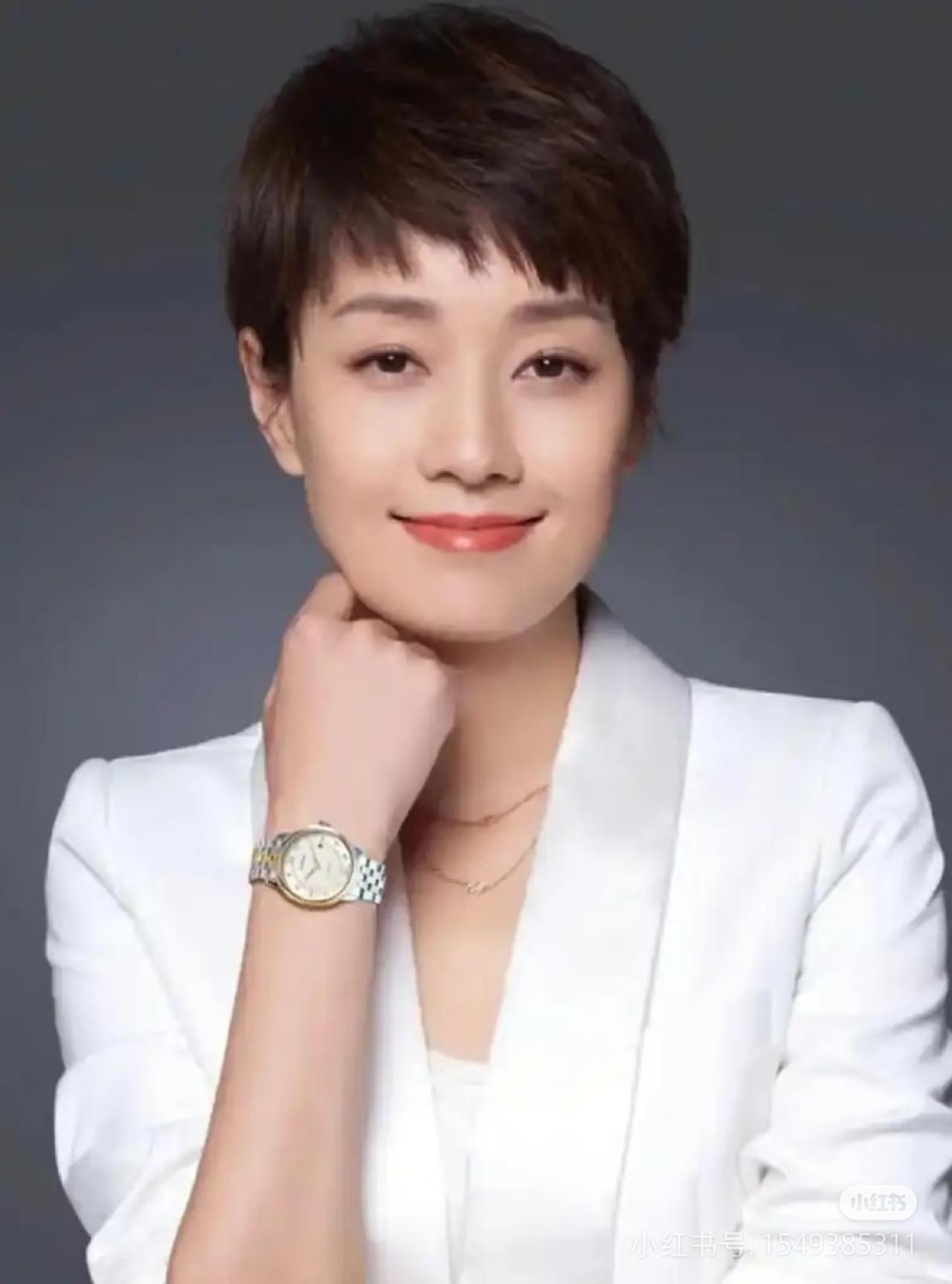 在上海电影节的星光红毯上，马伊琍明媚动人，举手投足尽显魅力；袁泉气质超凡，清冷优