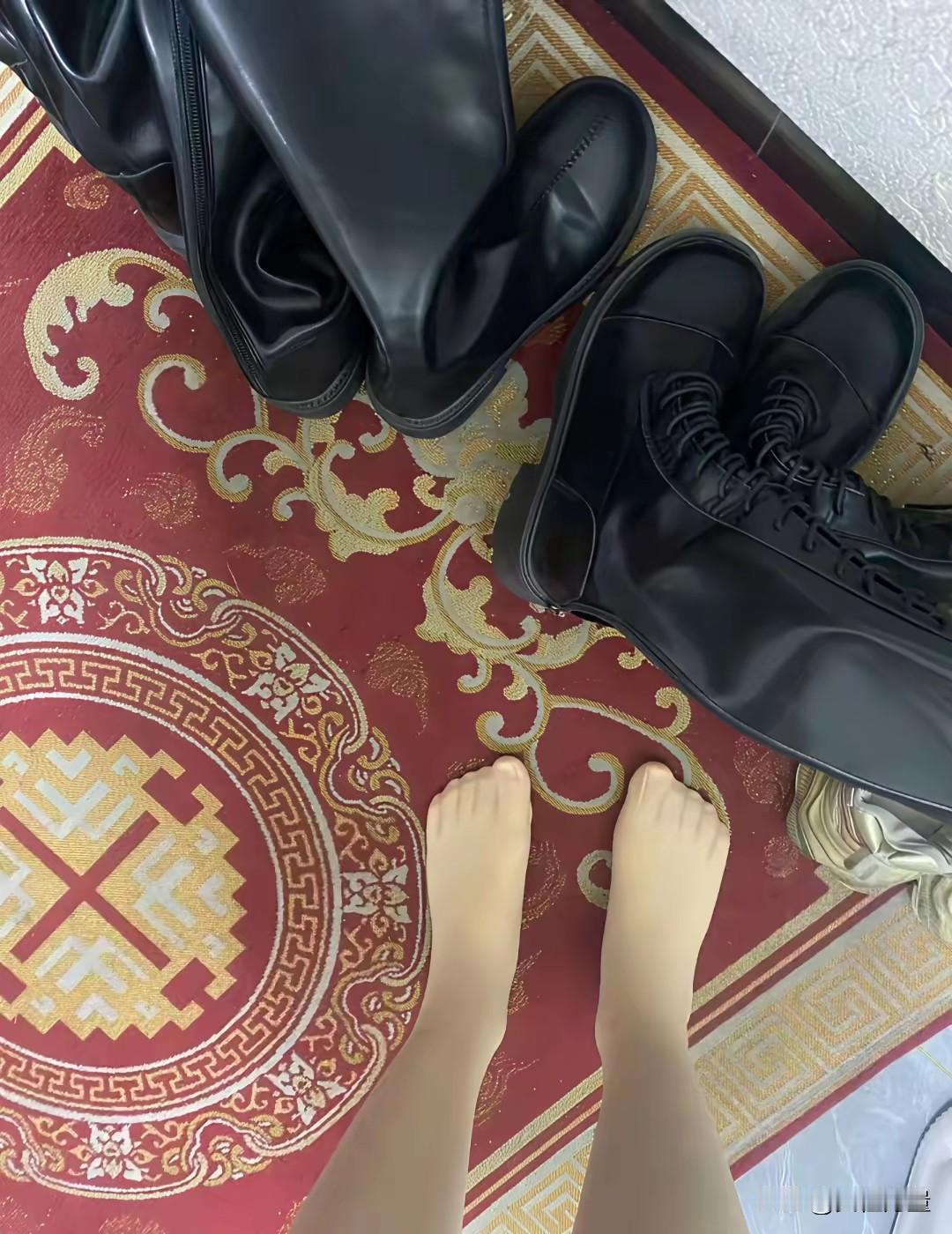 夏天穿丝袜配靴子，那脚臭起来简直要命！丝袜不吸汗，只是把汗抹平，汗全攒在靴底。