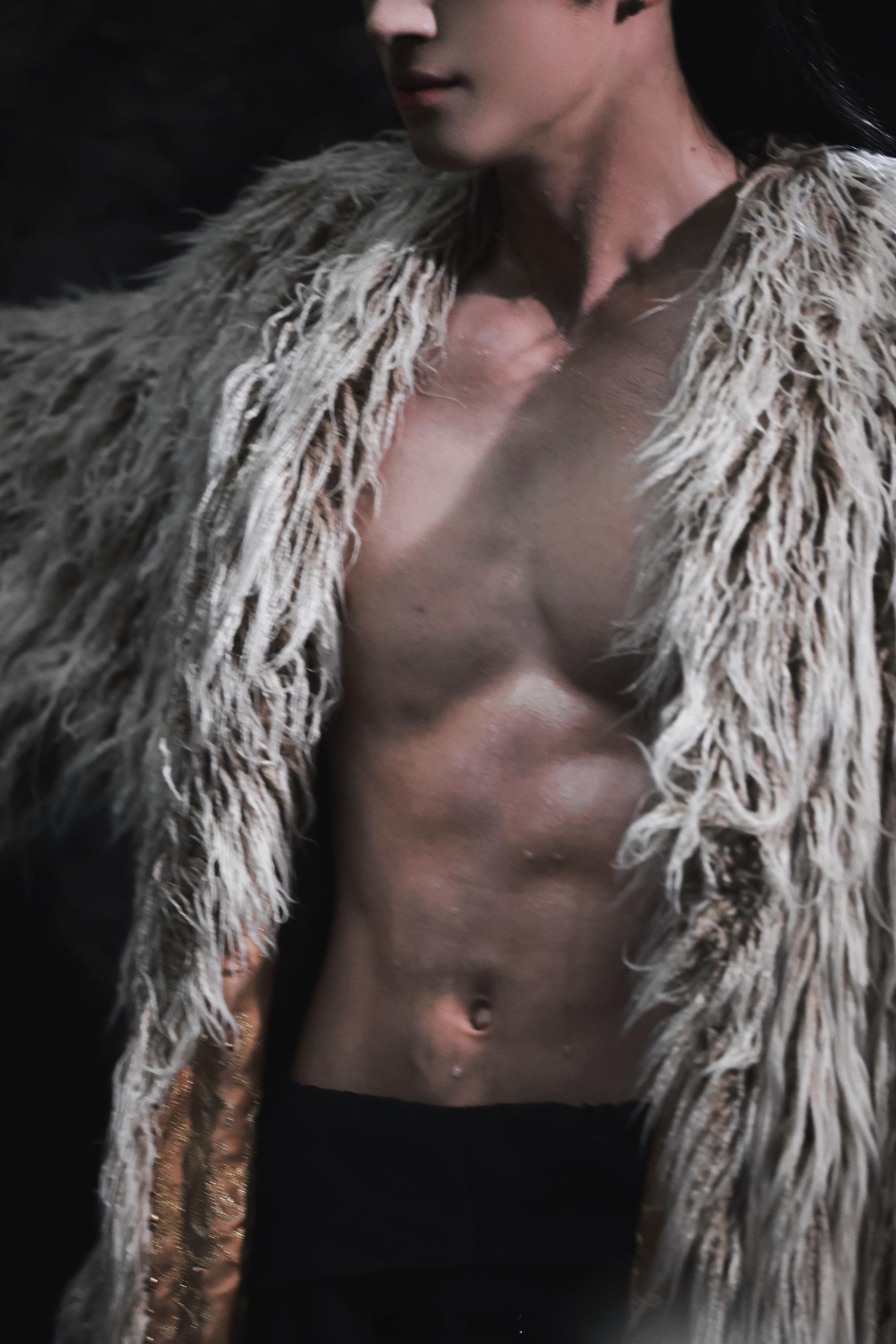 闫桉水下戏闫桉湿身打戏救命！闫桉湿身打戏鲨疯了 👉 颜值能打，身手更能打！这波