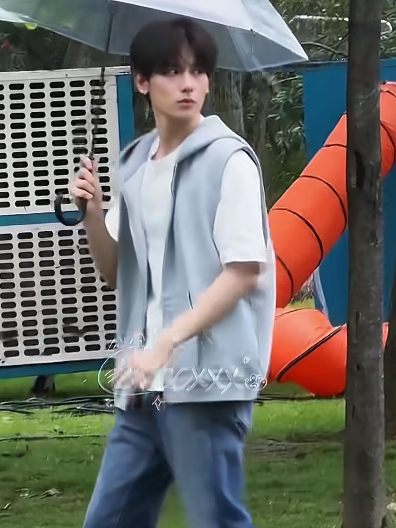 这套我也挺喜欢的，，简单白T搭蓝色牛仔裤，加上脸颊淡淡的凹陷轮廓，青涩的，酸的，