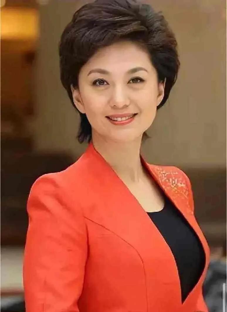 海霞任河南大学学术副校长的消息不胫而走。51岁的她素颜现身，白发如霜却笑容灿烂。