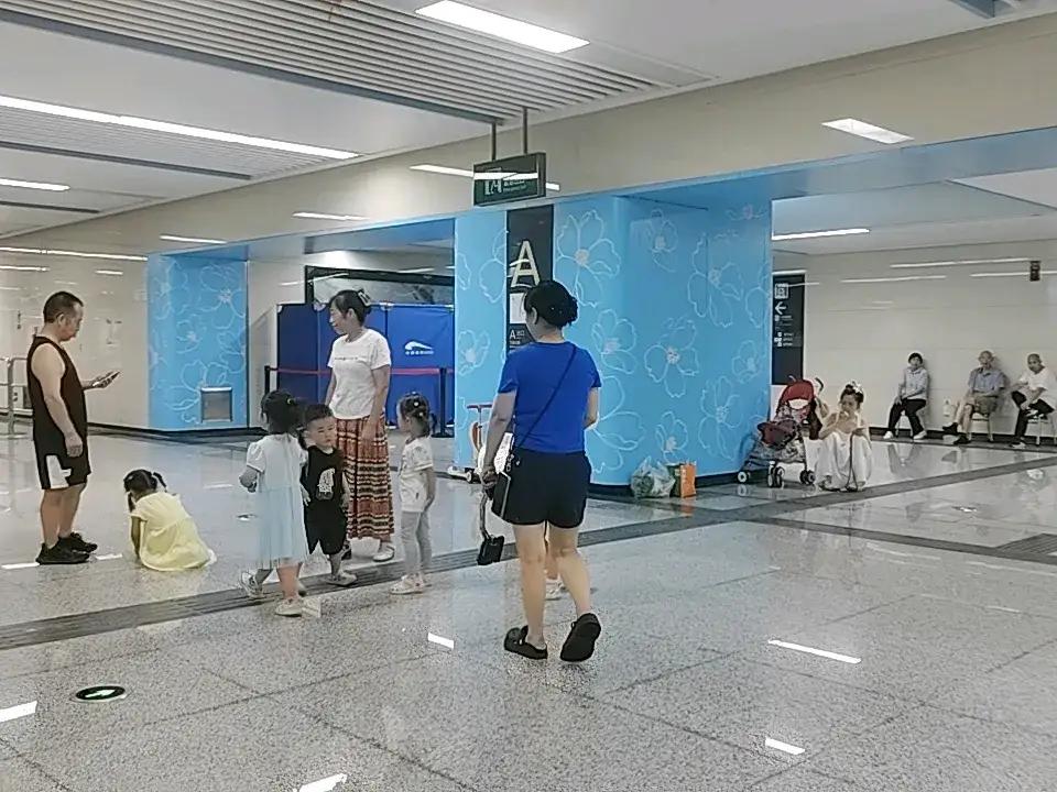 人民地铁送清凉，蓉城盛夏有凉风。
 
        烈日炙烤蓉城，高温席卷街巷