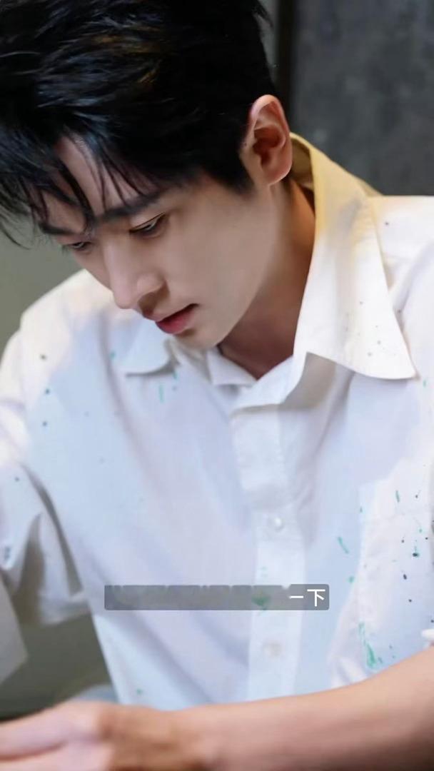 不愧是自带艺术气息的人！丞磊这一身美术生穿搭也太有氛围感了，文艺又高级，气质直接