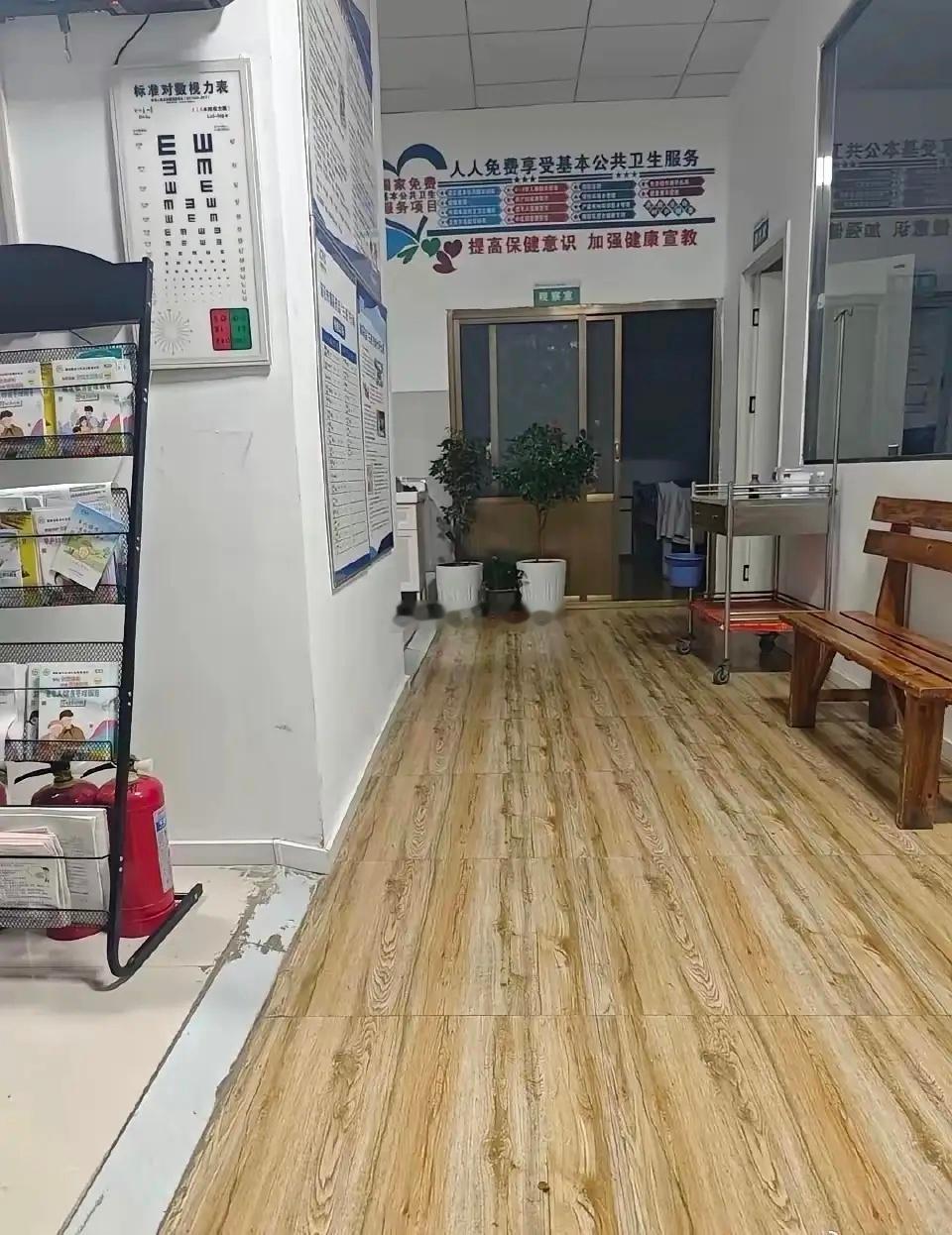 湖北武汉一名女子在社区医院检查颈椎时，老头医生要求她脱光衣服，女子脱光后，这个为