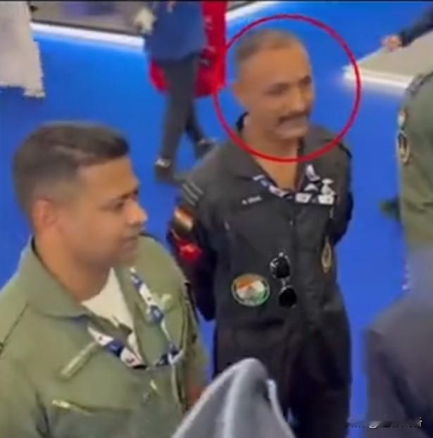 2025年迪拜航展光辉战机坠毁前后的那些事！
图一、图二:迪拜航展印度光辉战机飞