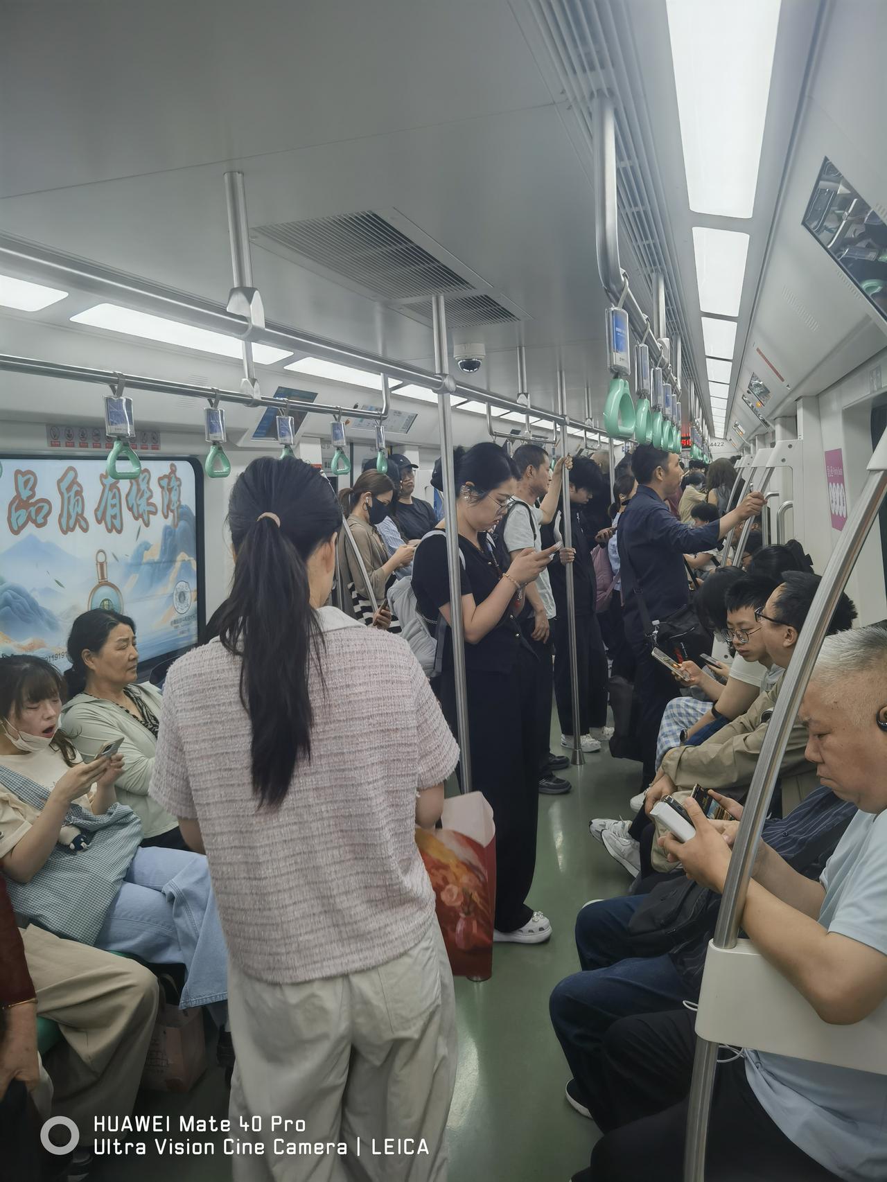 今天周一上午10点，西安地铁4号线客流量依然很大！4号线直通西安北站（高铁）、西