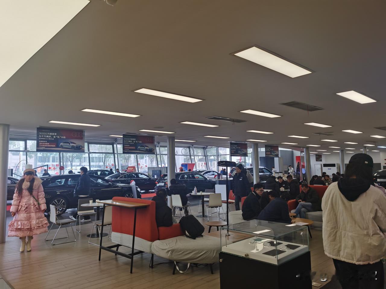 都说奥迪要垮了，都说奥迪没人买，我看这店里也挺热闹的啊[祝福]奥迪超话 奥迪 奥