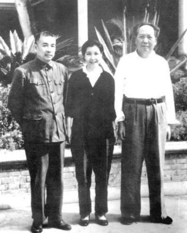 这是一张存世不多的经典历史影像，拍摄于1961 年广州。毛泽东同志在广州期间，与
