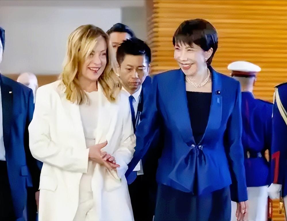 好家伙！隔了大半个地球的意大利和日本突然“抱上团”了，意大利总理梅洛尼直接飞赴日
