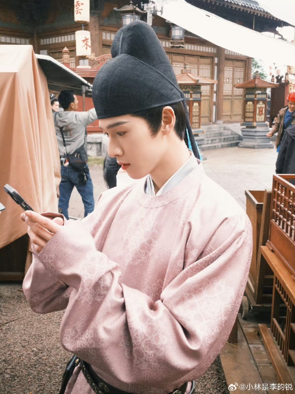 娱乐[超话]李昀锐某与大家未来乡见李昀锐路途虽远行则将至李昀锐某与大家未来乡见，