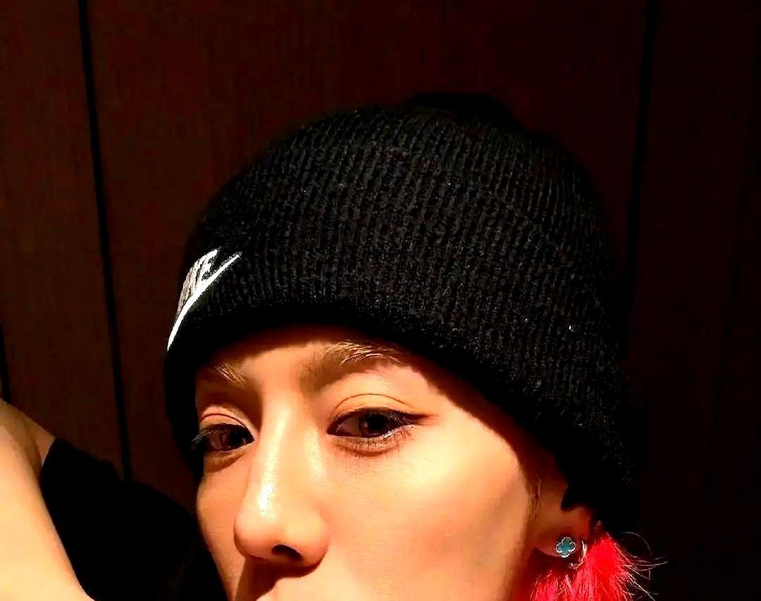 八年不官宣，戒指还在
 
探班保温桶换成外卖袋，戒指却没摘。横店凌晨三点，关晓彤