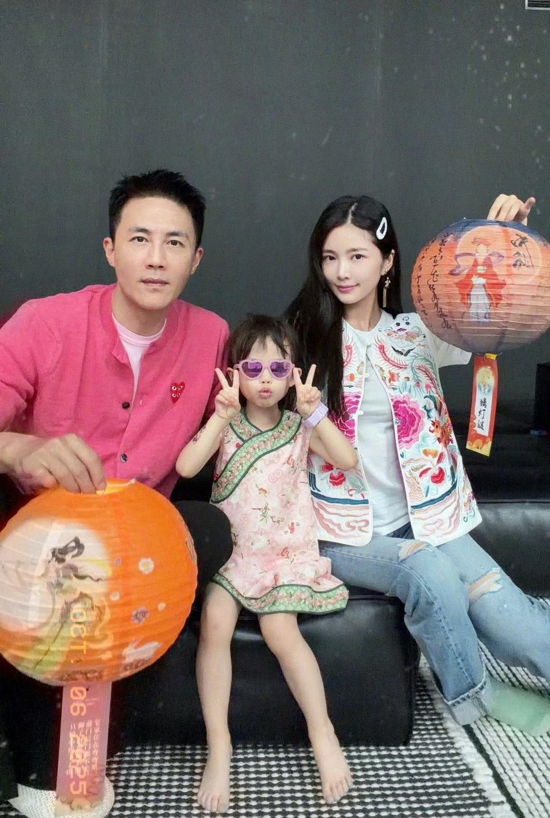 @杜淳 @王灿 一家三口，祝大家中秋节快乐[比心]