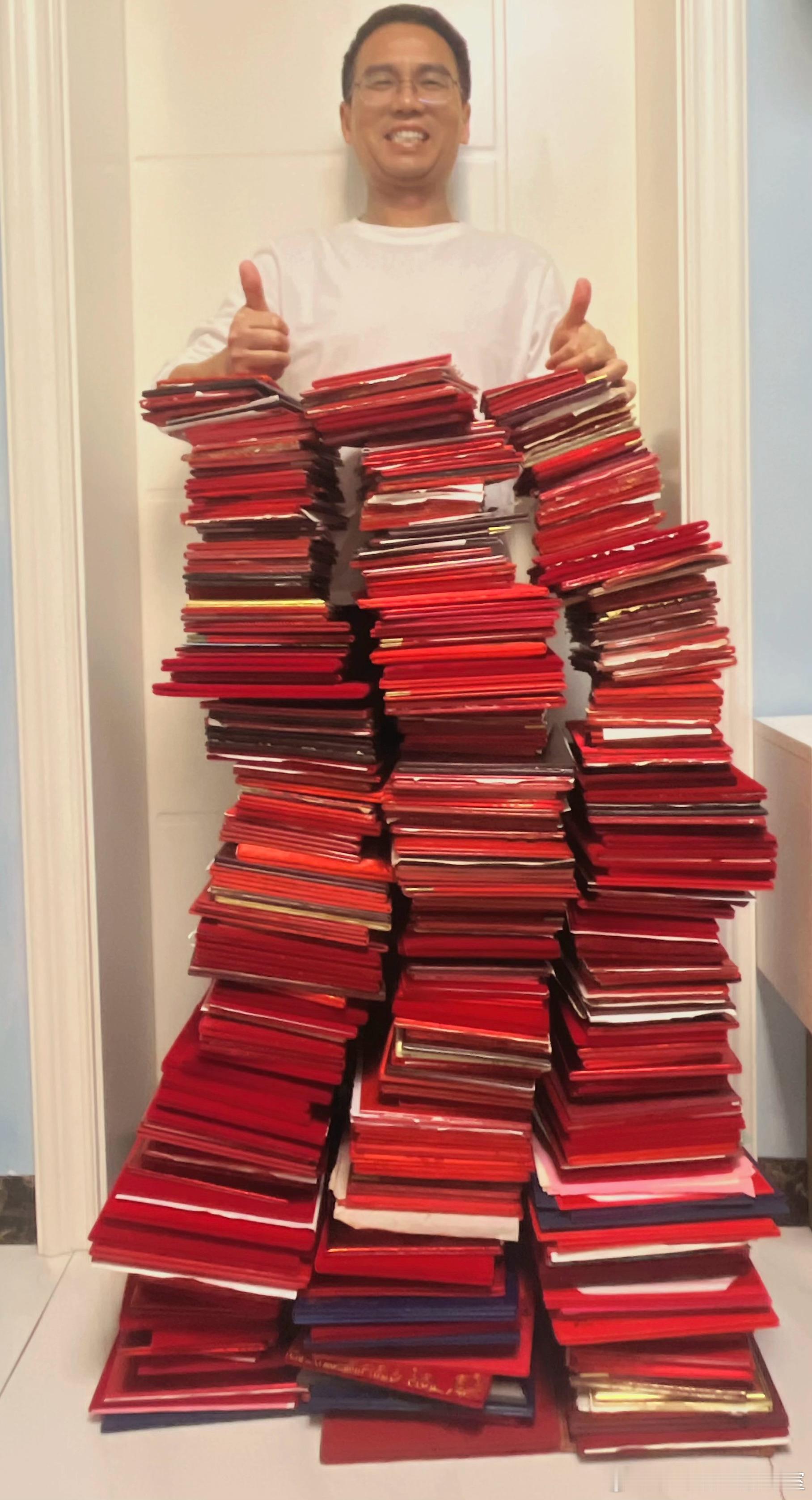 有人问我：“杨老师，370本证书是用来垫桌脚的吗？”我：不不不，这是用来提醒自己