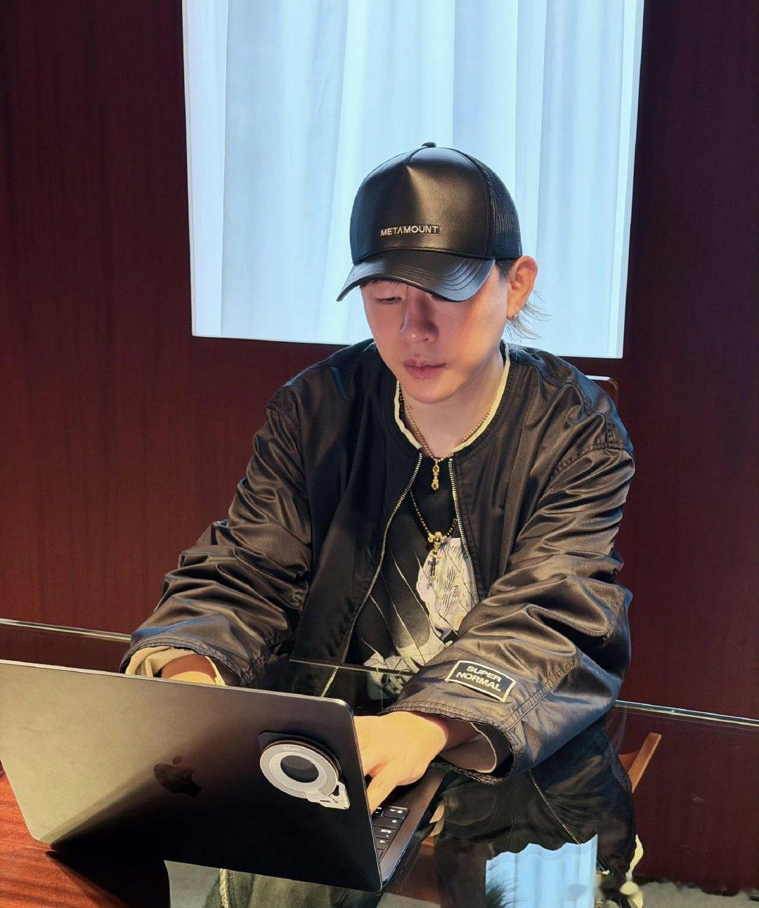 歌手胡彦斌Vibe Coding歌手直播歌手2026 看直播笑到打鸣，胡彦斌改完