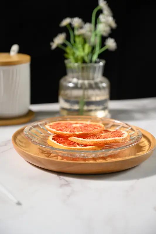 在服用某些药物时同时吃西柚，药效可能失控，甚至带来健康风险。西柚含有的呋喃香豆素