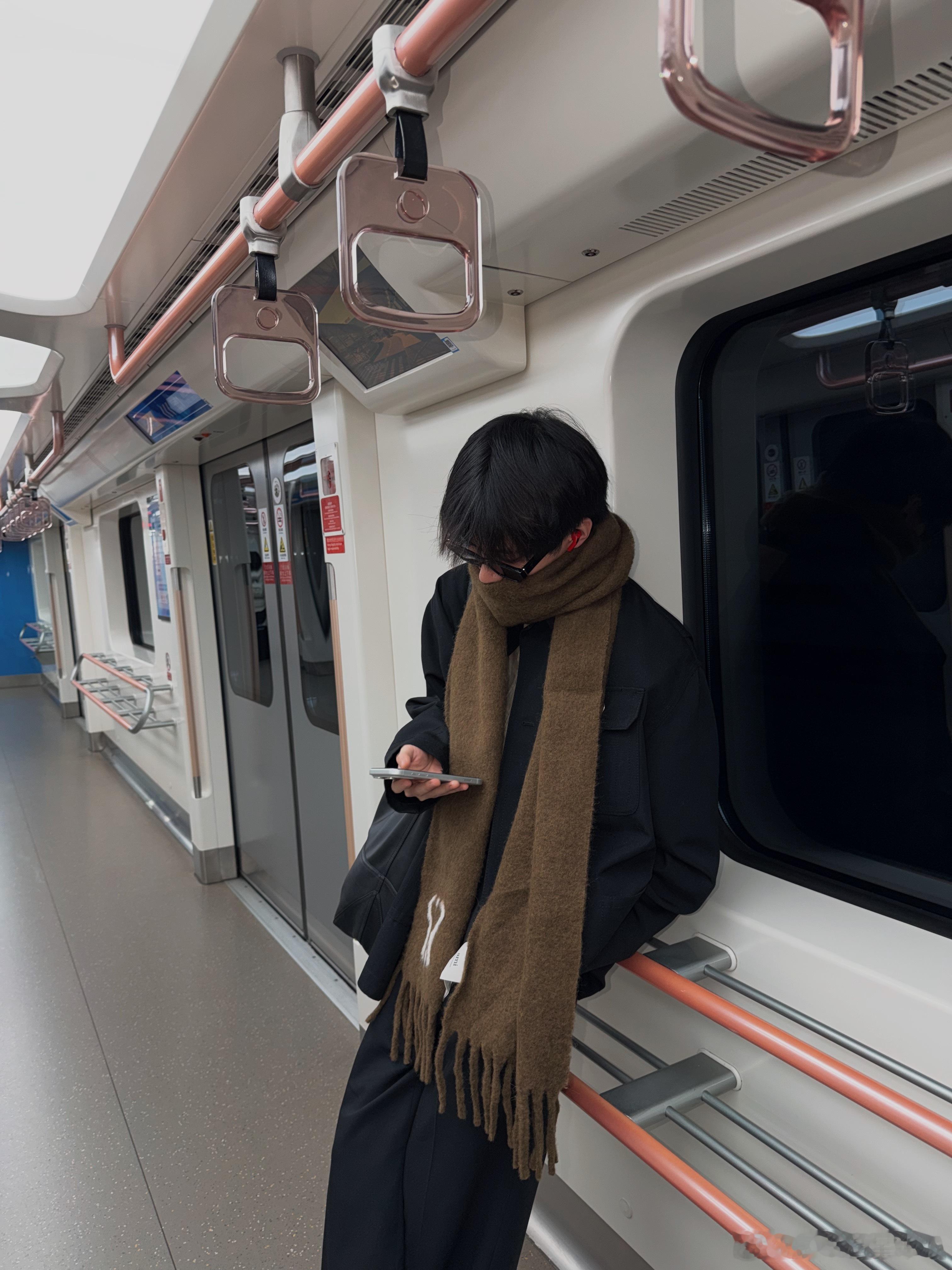 周翊然平安抵达报备  周翊然平安抵达报备，是知道粉丝在想念自己，所以及时和粉丝报