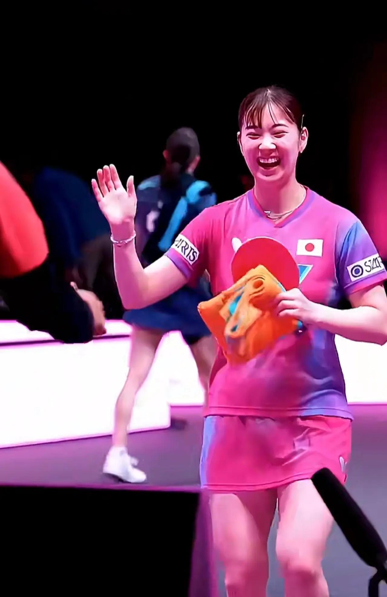 【二连胜，长相甜美的长崎美柚笑容满面】3-2险胜德国大姐温特，长崎美柚快步走向场