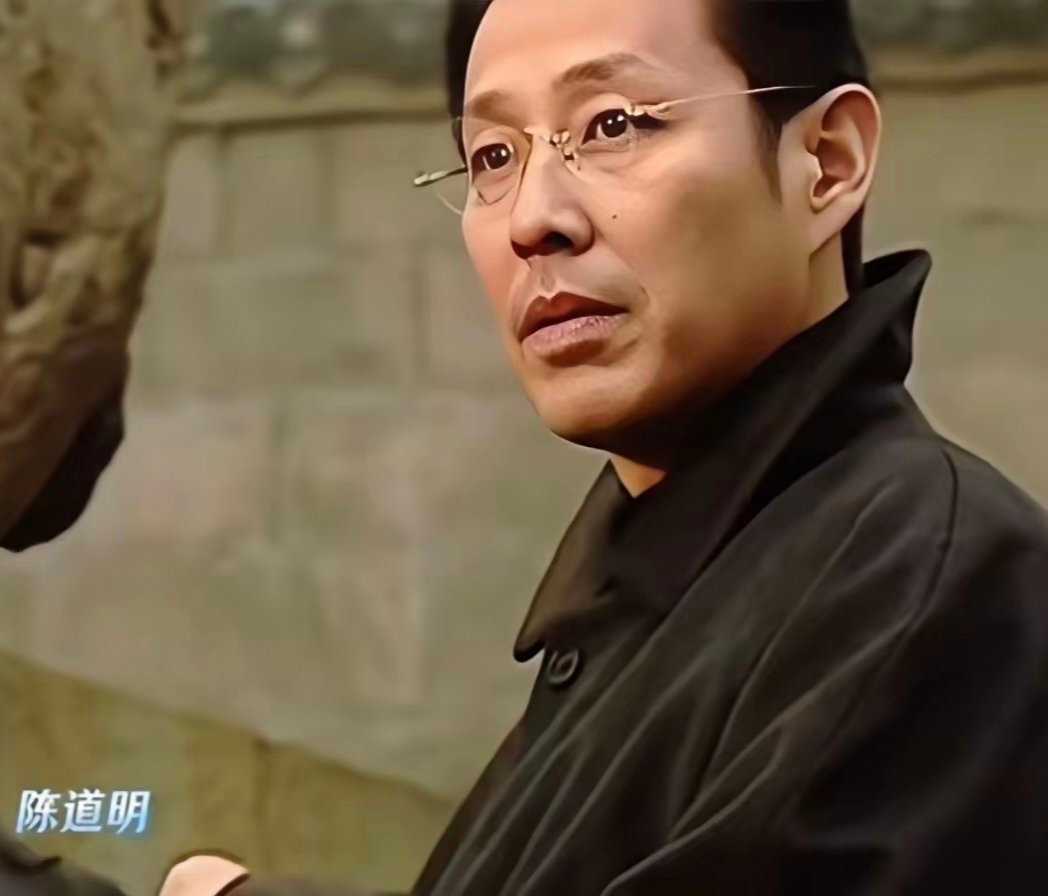 两位儒雅男神，刘松仁和陈道明也算是叔圈天花板了吧，你觉得谁更帅呢 ​​​