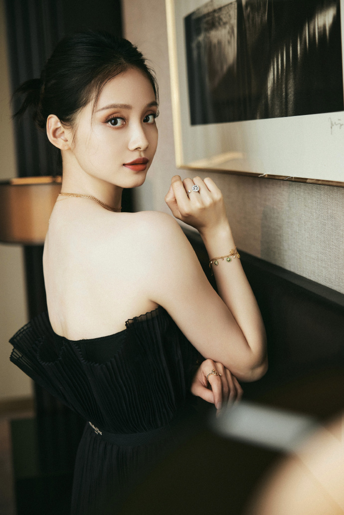 #孙伊涵上次参加北影节还是18岁##孙伊涵北影节红毯生图#时光荏苒，孙伊涵再次现