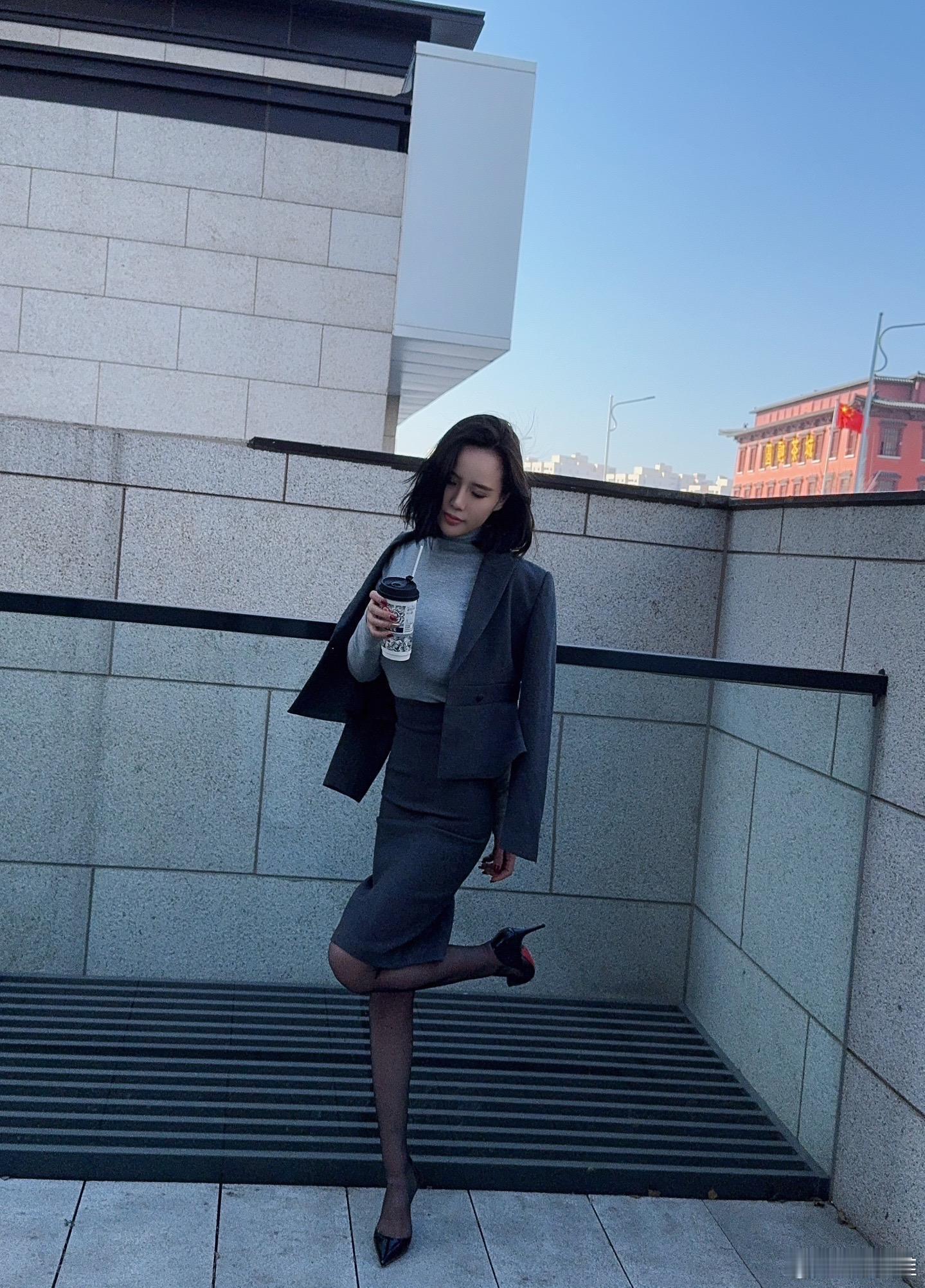 希望我也可以   拥有一个格局比我大   能力比我强   眼光比我长远   教我
