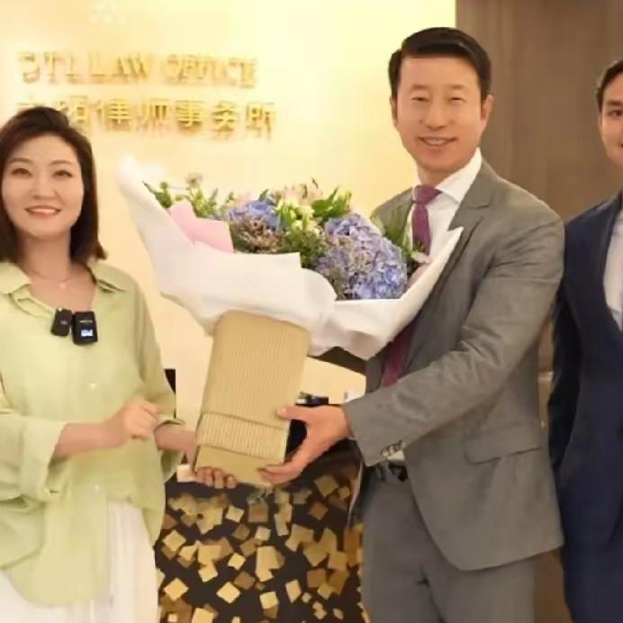 王暖暖能成功离婚并让前夫俞晓东得到应有的惩罚，她的代理律师史大佗功不可没。
 