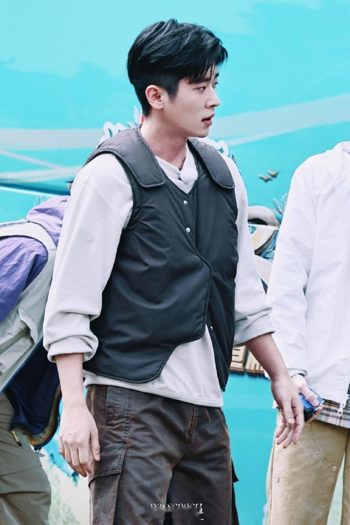 #丞磊工装马甲look##丞磊工装休闲风# 丞磊来到云南录制《奔跑吧》，曝光的路