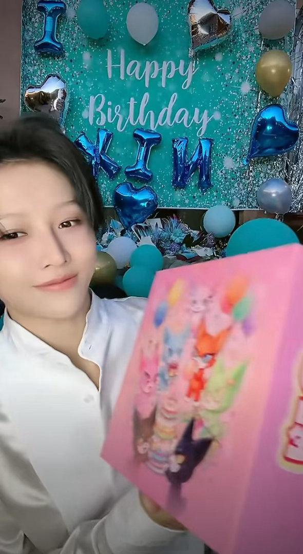 刘雨昕 第一次看到这么可爱的王濛 刘雨昕说自己被王濛萌到了，说完还笑了。那种笑不