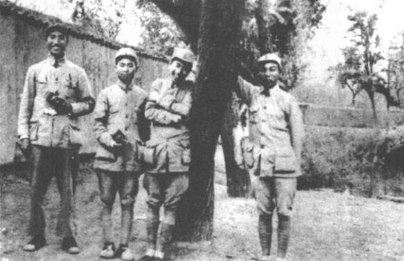 1939年，徐向前和东进抗日挺进纵队负责人符竹庭、宋任穷、萧华(左起)在南宫县