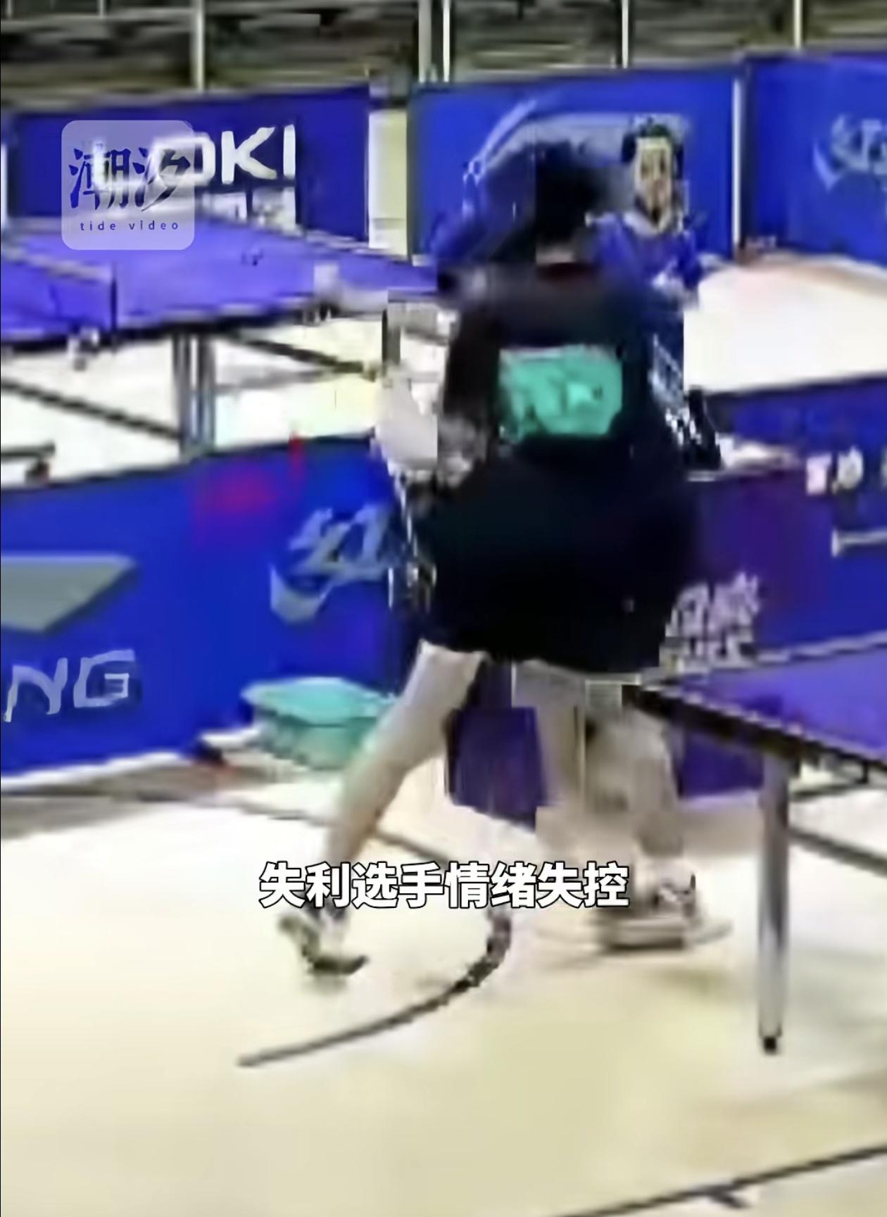 乒乓球打不赢就动手！

7月27日江苏扬州乒乓球选拔赛，14岁少年曹彦灏在国青国