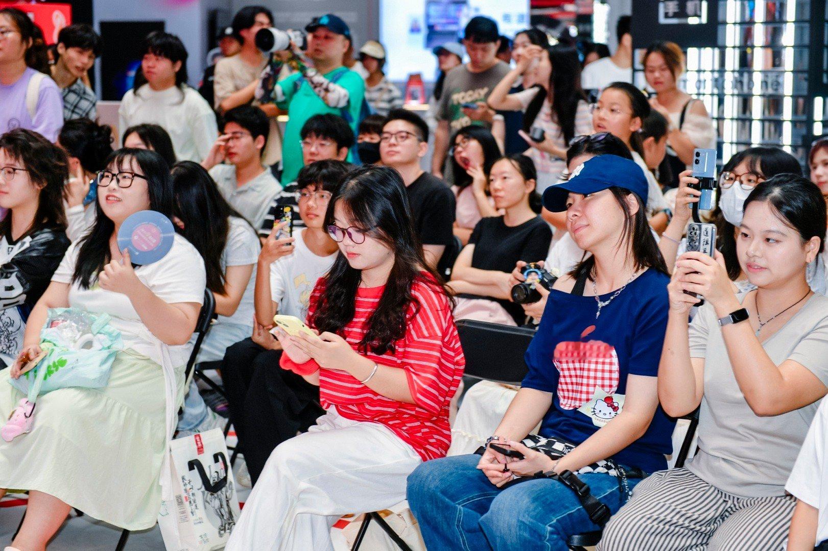 在长沙看明星演出就和呼吸一样简单在湘江边的派对太chill了～裘德的嗓音像冰镇气