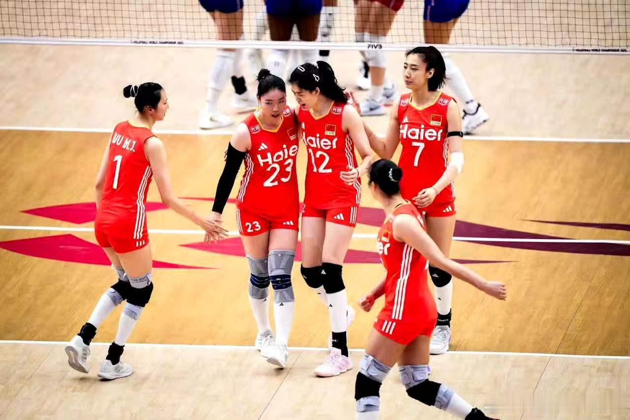 中国女排缺两将世联赛该如何应对李盈莹仍在康复期未归队，吴梦洁又因训练中膝部受伤需