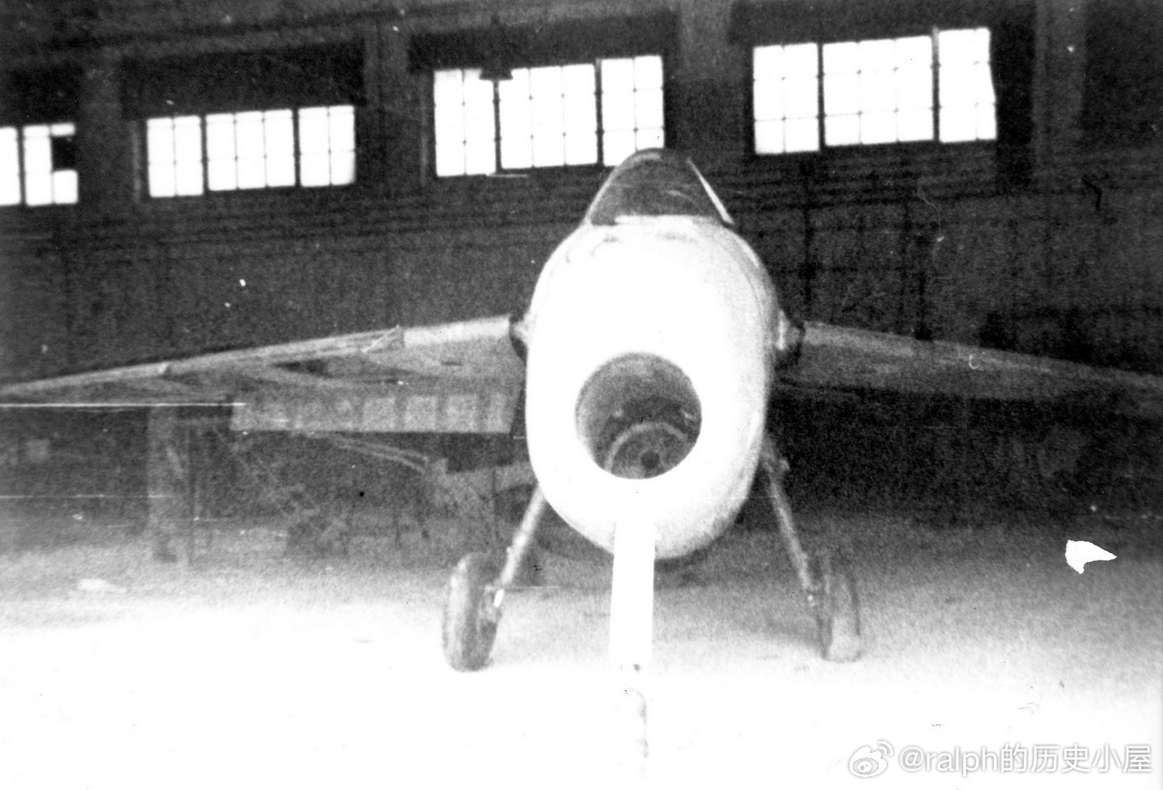 1945年德国喷气式截击机梅塞施密特Me-P1101 V1原型机停放在德国南部O