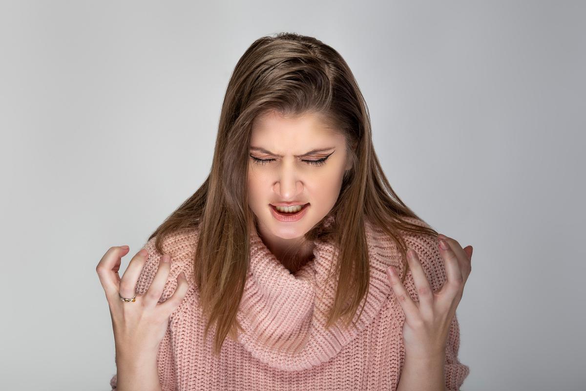 我老婆是厂长
自从我老婆当了厂长，在厂务会上经常敲打我，气的我都想辞职，又想离婚