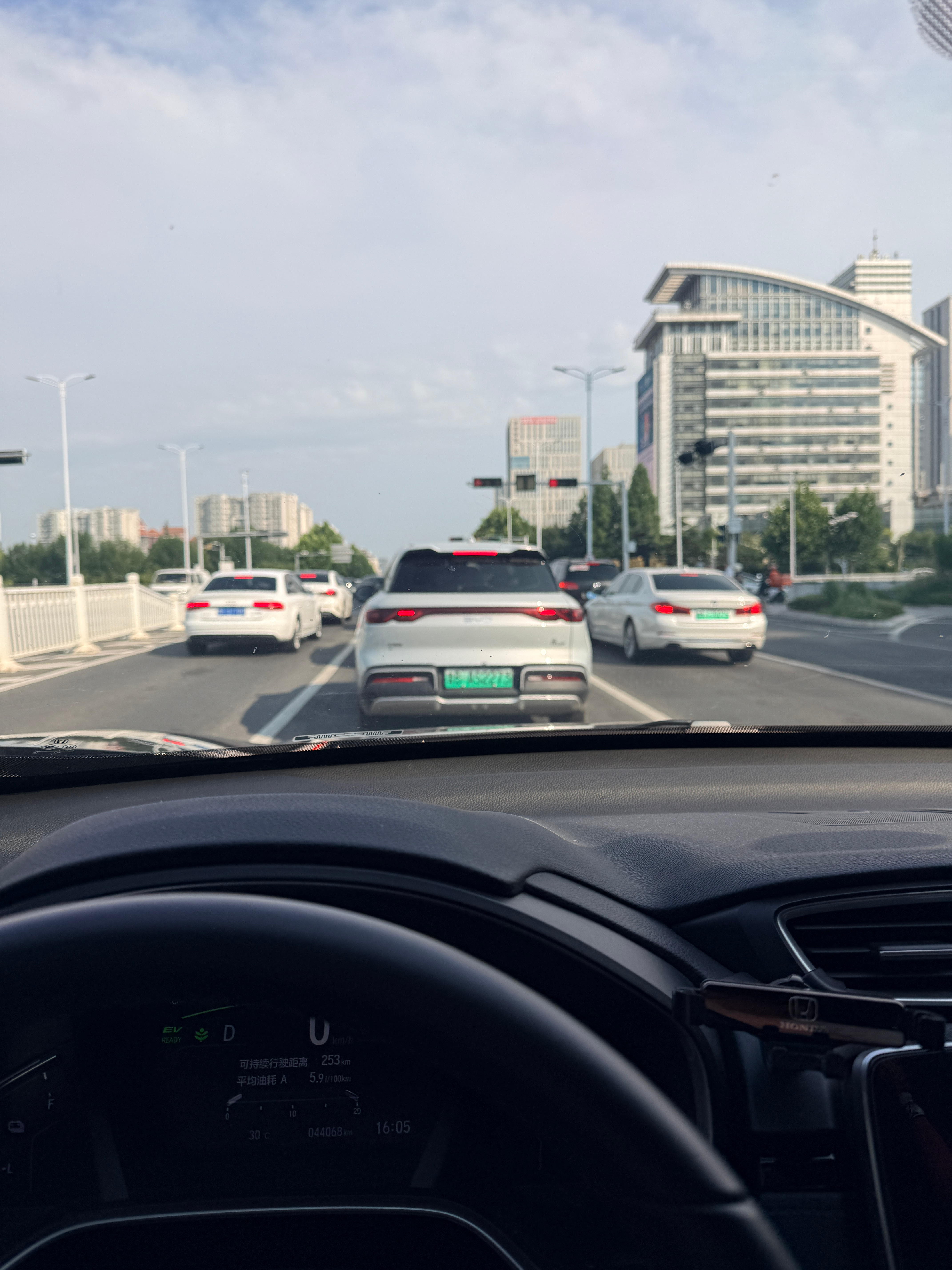 突然觉得有车真的很方便，还真是，去哪都是一脚油门的事儿。