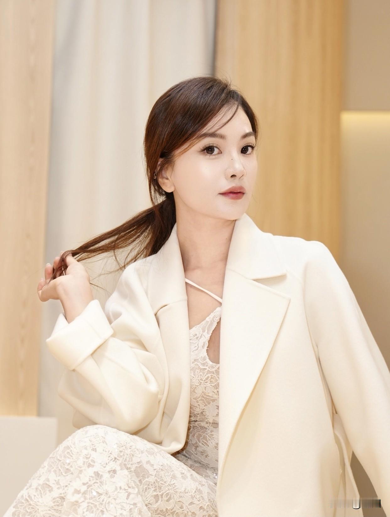 你认为最有气质的美女是谁？春风拂面，衣袂飘飘。