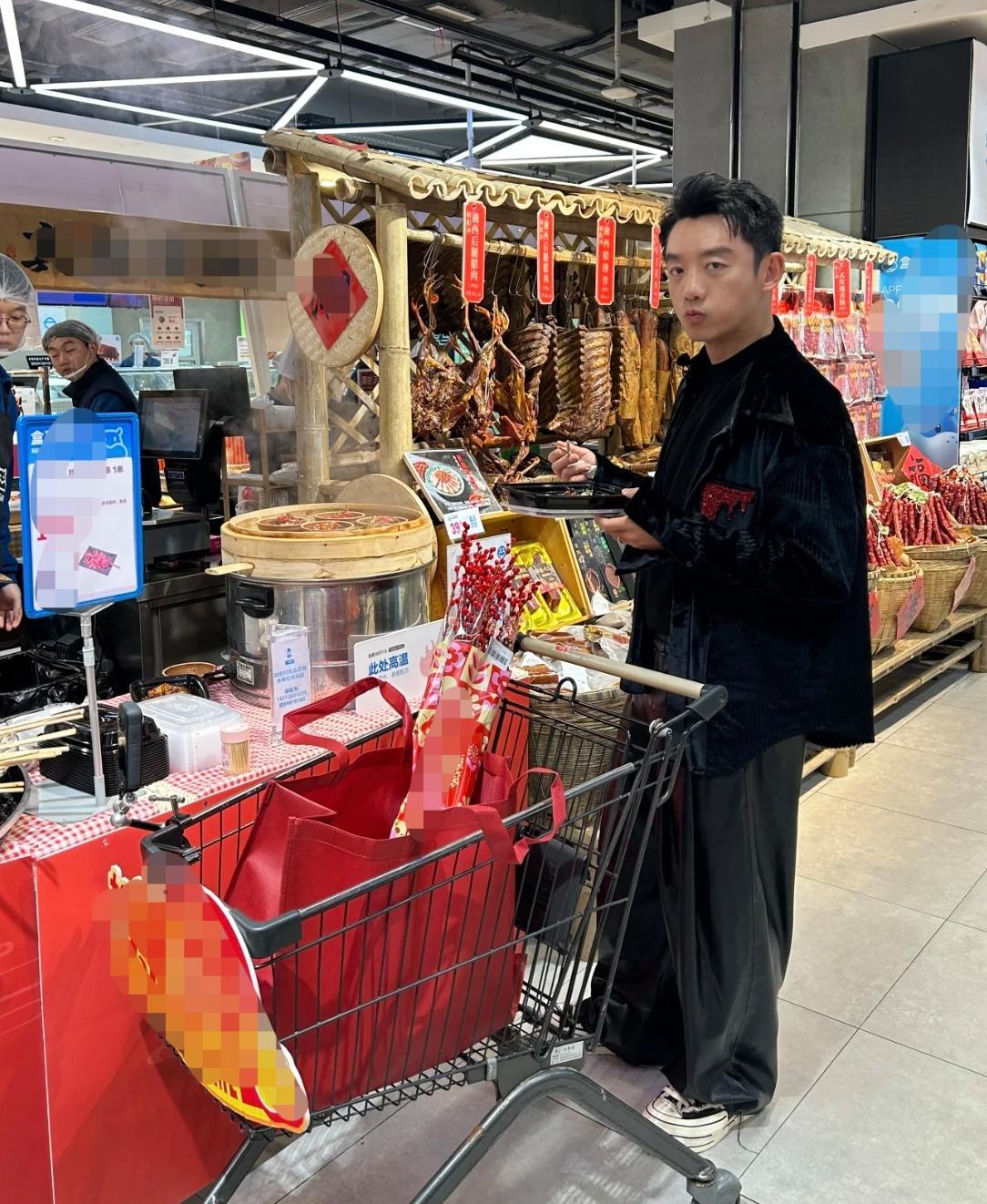 39岁郑恺在长沙的超市被偶遇，他打扮时尚，推着购物车，大包小包，买了好多东西啊 