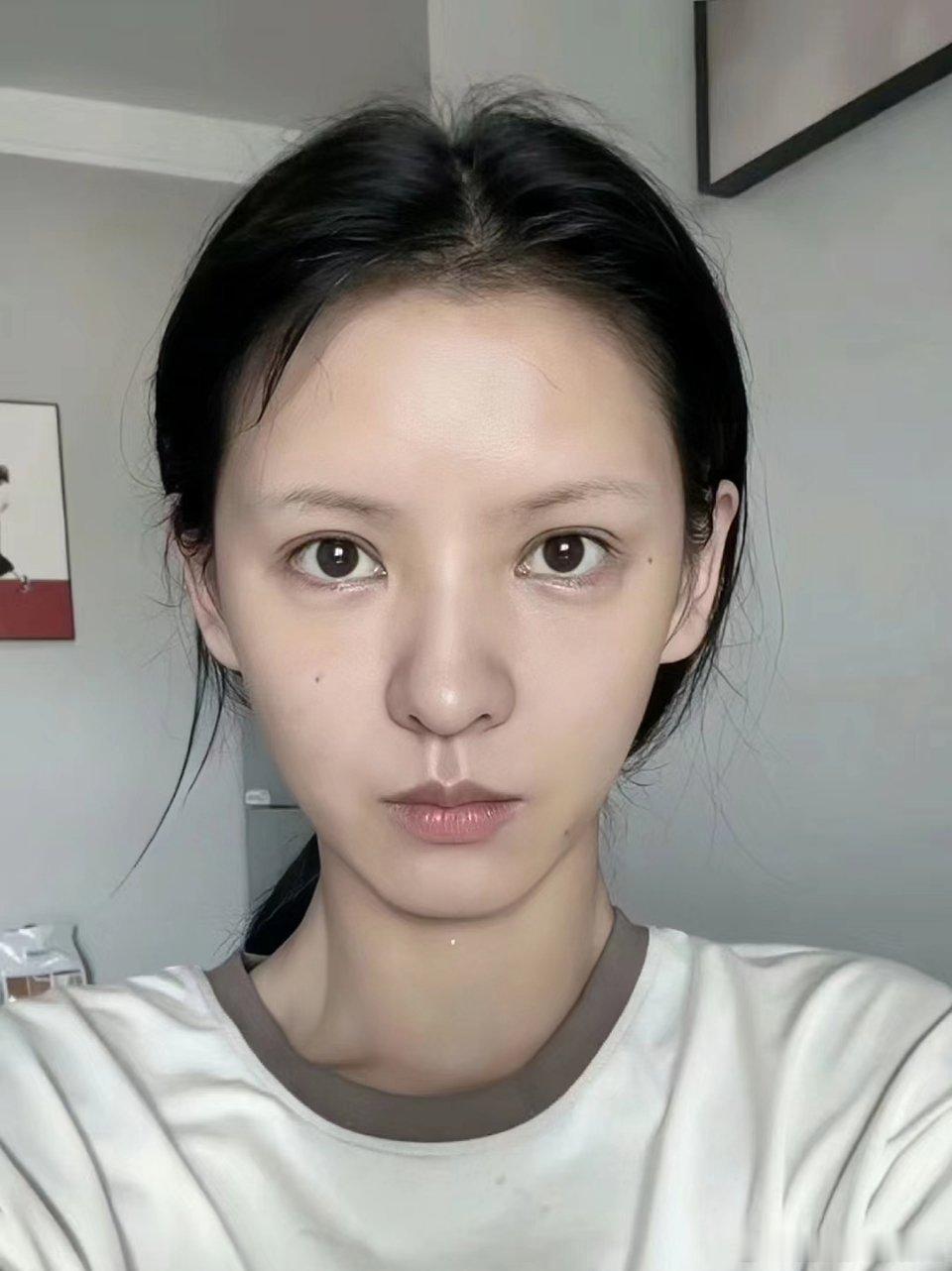 人靠衣装马靠鞍，张予曦也要靠化妆，感觉她的素颜底子虽然很好，但是化完妆之后跟素颜