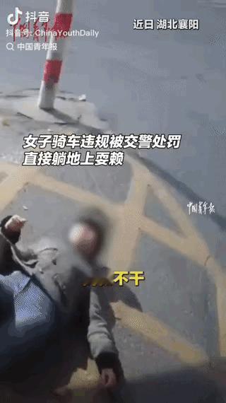 “丢人丢大发了！”湖北襄阳，一女子骑着电动车在机动车道上行驶，被交警发现后当场拦