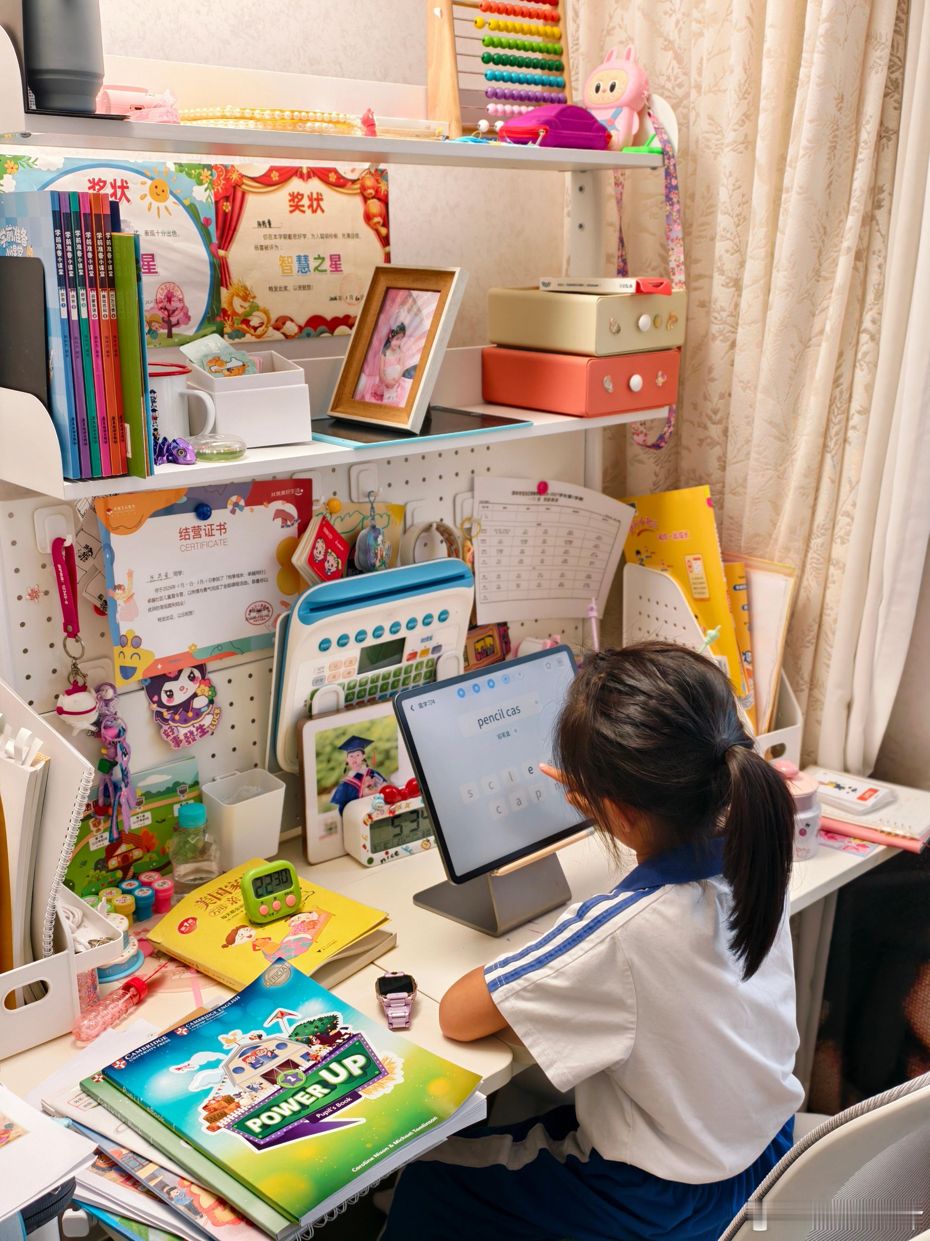 这位小学生，每天完成学校作业还不够，还要给自己加练记单词[加油]英语很快要比我好