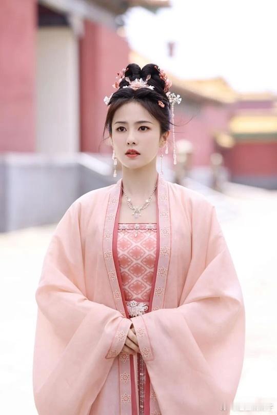 白鹿李佩仪审讯直拍 白鹿把李佩仪的审讯状态演活了！全程掌控全场超有范儿，眼神和气