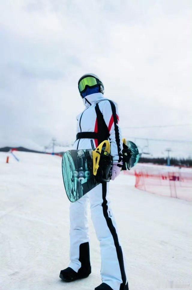 娜姐滑雪出片像呼吸一样简单，长春冰雪节开幕式的时候真的好可爱啊，下一届冬奥会见啊