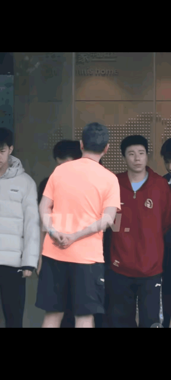 看动态图一，王楚钦的发型，
王楚钦昨天在手机里走了一整天，网友说是去太古里逛街了