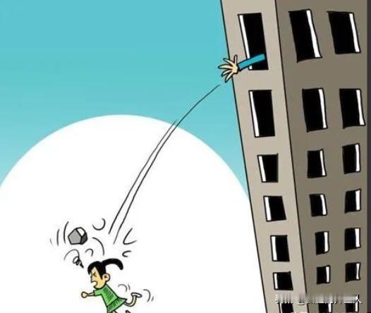 广西岑溪，一6旬老人半夜突然听到自家楼下院子里有动静，怀疑是家里进了小偷，于是起