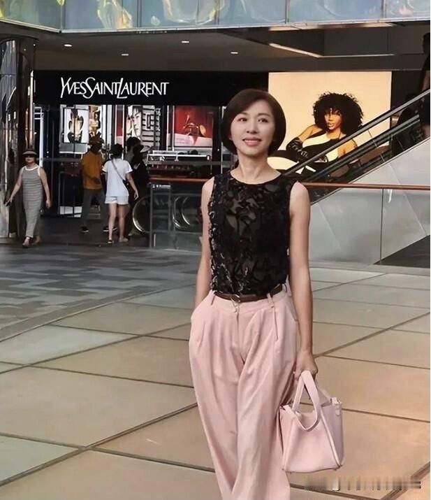 大家还记得这个长相优雅大方的女主持人吗？她穿着黑色无袖上衣，搭配浅粉的休闲裤，还