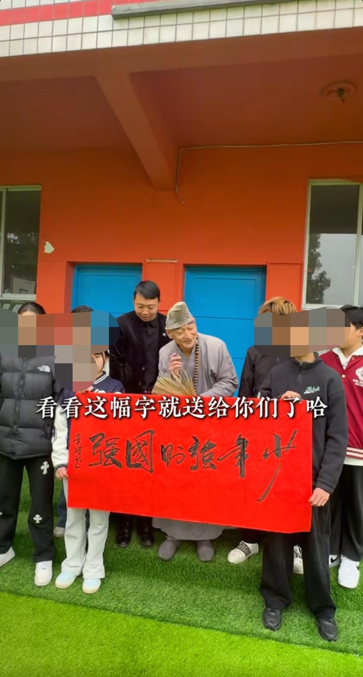 “活佛济公”来安康了，此人不但神似济公，表情动作都非常到位，而且多才多艺，一来就