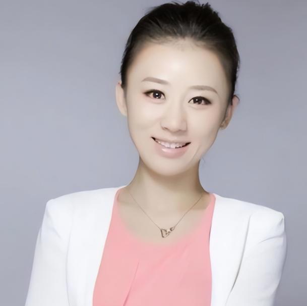 2013年，前电视台主持人纪英男实名举报国家档案局原副司长范悦，称其隐瞒已婚事实