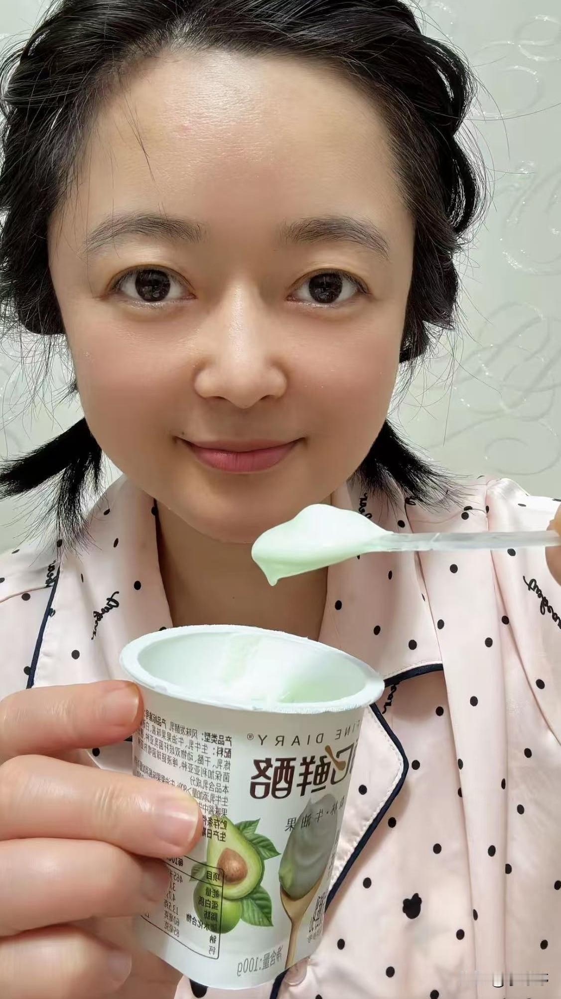 亲爱的妈妈，因为退休金太少了，才2000块钱，现在又出去打工了。在朋友的早餐店里